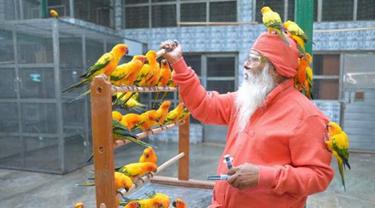 Selamatkan Ratusan Burung Langka Pria Mulia Ini Tuai Pujian Lifestyle Fimela Com