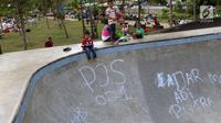 Coretan mengotori area Skate Park RPTRA Kalijodo, Jakarta, Sabtu (15/6/2019). Beberapa coretan dari orang yang tidak bertanggung jawab mulai mengotori salah satu arena bermain di RPTRA Kalijodo. (Liputan6.com/Helmi Fithriansyah)