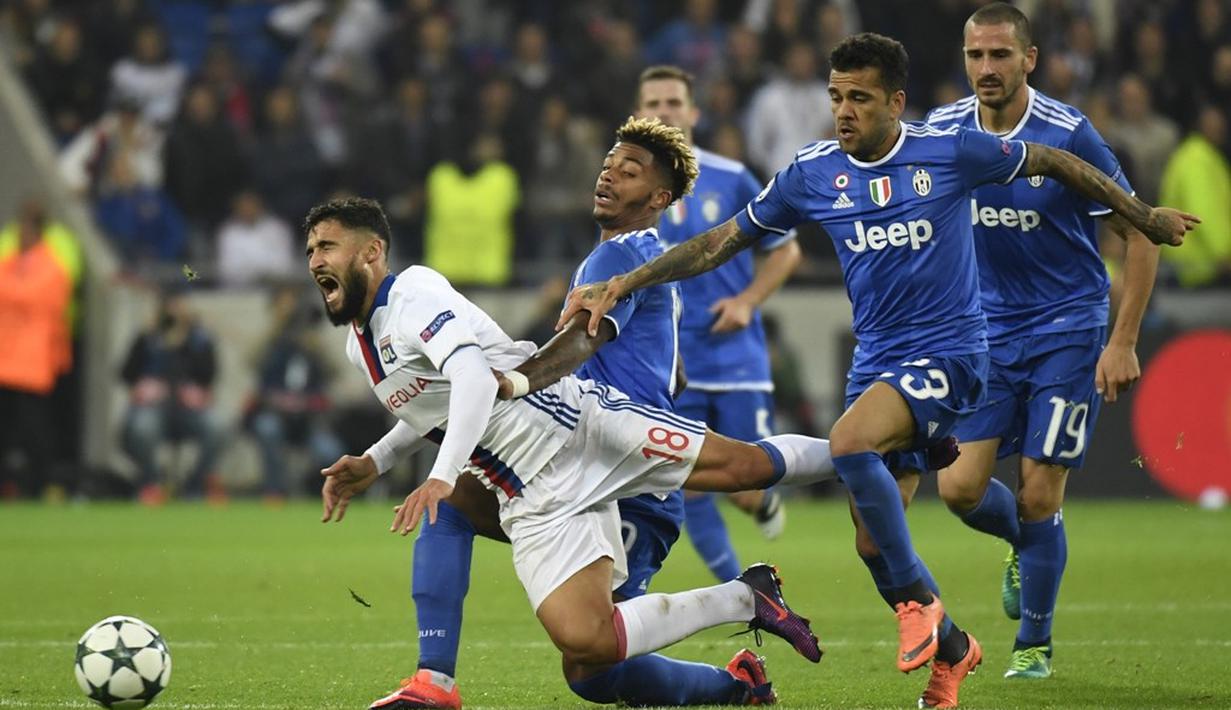 Pemain Juventus, Mario Lemina, melanggar striker Olympique Lyon, Nabil Fekir, dalam laga Grup H Liga Champions di Stade de Lyon, Prancis, Rabu (19/10/2016) dini hari WIB. (AFP/Philippe Desmazes)