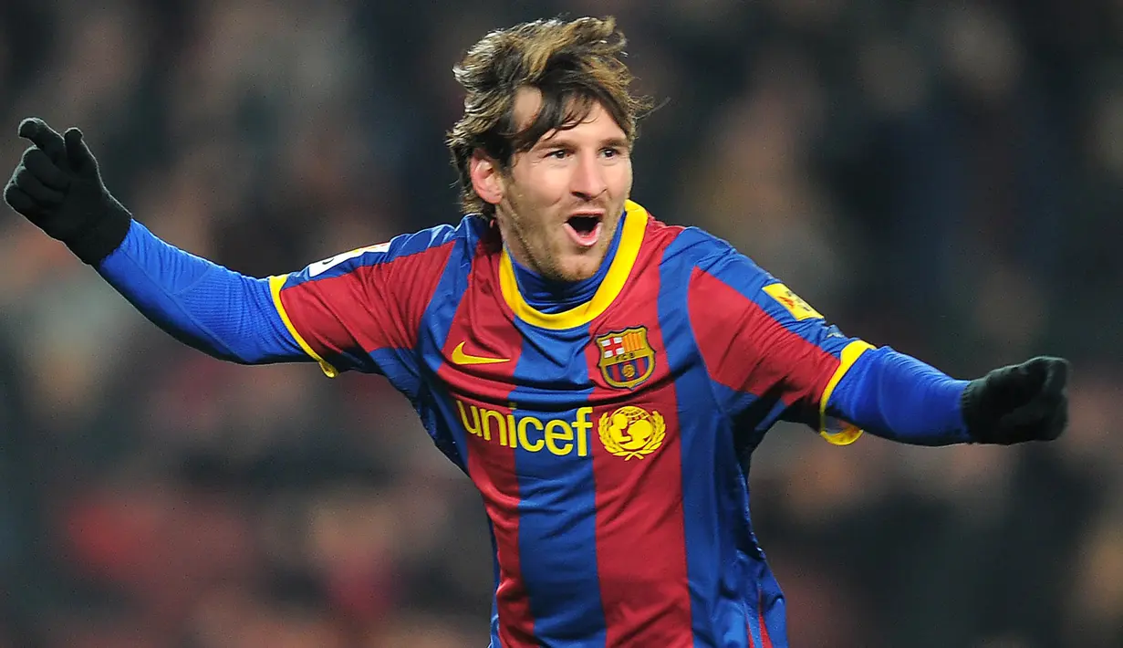 Bintang Barcelona, Lionel Messi, merayakan gol yang dicetaknya ke gawang Almeria pada laga semifinal Copa del Rey di Stadion Camp Nou, Barcelona, Rabu (26/1/2011). (AFP/Lluis Gene)