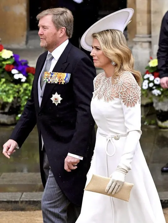 Ratu Máxima dari Belanda mengenakan dress putih dengan detail bunga di bagian atas dan belt tali putih. Dipadukan dengan topi yang serasi dengan dressnya. @koninklijkhuis