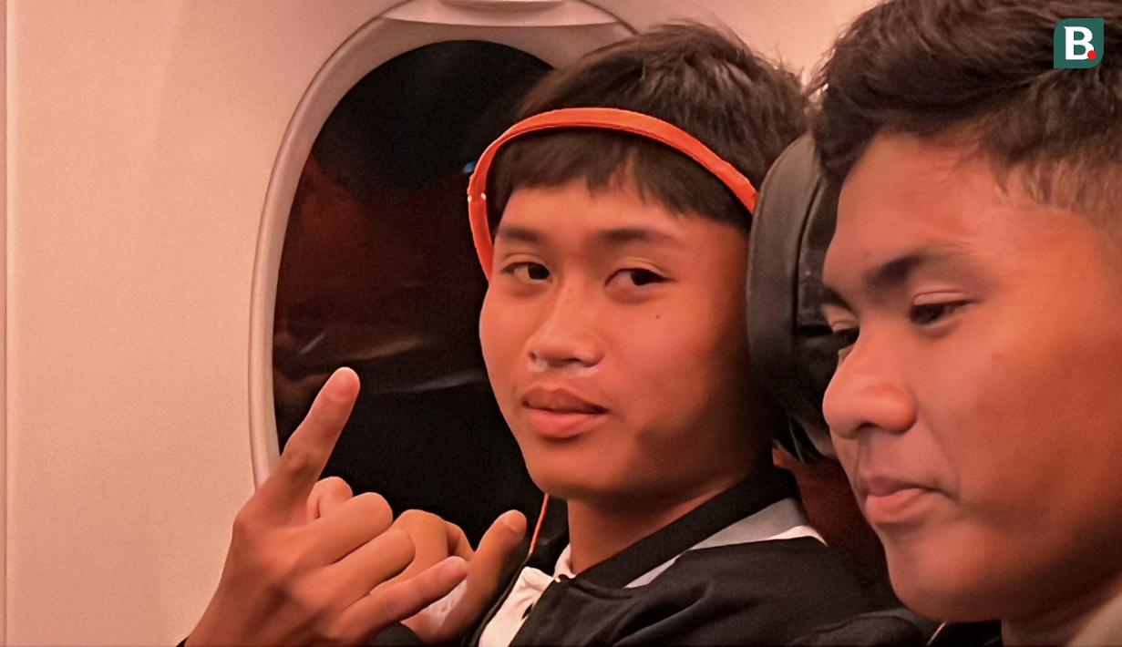 Kapten Korea-Korea Selecao, Indra Purnama, memilih mendengarkan musik dalam perjalanannya menuju Portugal. (Bola.com/Bagaskara Lazuardi)