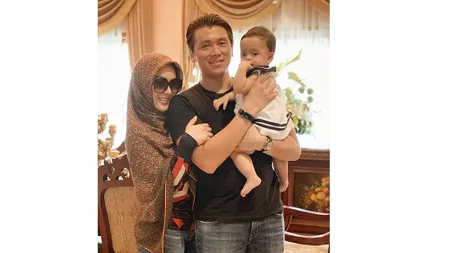 7 Potret Syahrini Saat 'Di Rumah Saja', Makin Mesra dengan Suami