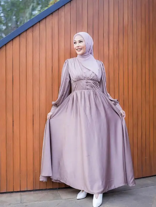 Pilih dress dengan material silk untuk kesan simpel tapi berkelas dan padukan dengan hijab segi empat warna senada. (Instagram/daraarafah).