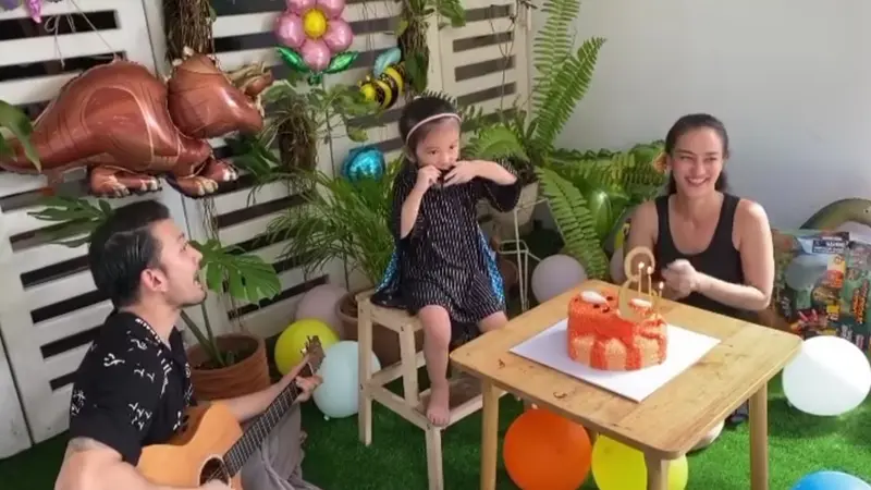 Baru Berusia 3 Tahun, Ini 6 Momen Putri Rio Dewanto Bermain Alat Musik Harmonika