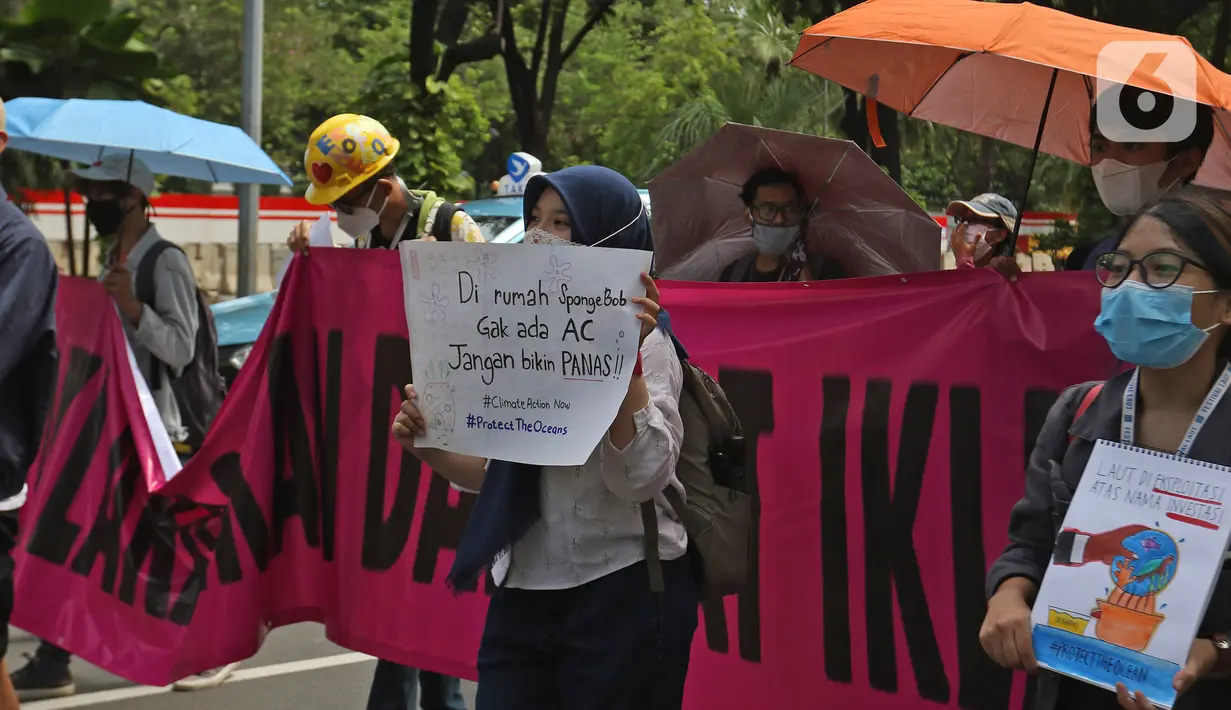 Para peserta aksi Asia Climate Rally menggelar unjuk rasa depan Balai Kota DKI Jakarta, Jumat (27/11/2020). Mereka meminta pemerintah melakukan tindakan nyata dalam penyelamatan iklim, salah satunya dengan berhenti mendanai industri bahan bakar fosil yang mematikan. (Liputan6.com/Hermann Zakharia)