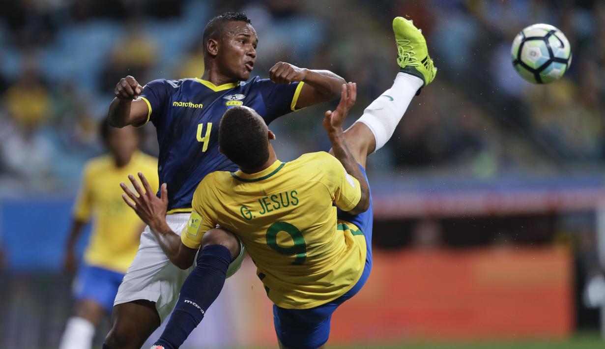 Pemain Brasil, Gabriel Jesus merebut bola dari jangkauan pemain Ekuador, Pedro Velasco (kiri) pada laga kualifikasi Piala Dunia 2018 zona CONMEBOL di Porto Alegre, Brasil, (31/8/2017). Brasil menang 2-0. (AP/Andre Penner)