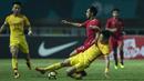 Striker Timnas Indonesia, Hanis Saghara, ditekel gelandang China, Jin Haoxiang, pada laga PSSI 88th U-19 di Stadion Pakansari, Jawa Barat, Selasa (25/9/2018). Indonesia kalah 0-3 dari China. (Bola.com/Vitalis Yogi Trisna)