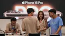 Saat ini, pencinta produk Apple sudah bisa membeli langsung melalui berbagai gerai dan toko daring resmi, seperti iBox, Digimap, Erafone, dan Urban Republic. (BAY ISMOYO/AFP)
