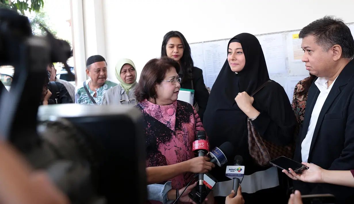 "Saya melihat ada sedikit galau nih Alhabsyi. Jadi bingung juga antara ucapan dan tindakannya tidak sinkron," kata Vidi Galenso Syarief di Pengadilan Agama Jakarta Timur, Rabu (16/8/2017). (Deki Prayoga/Bintang.com)