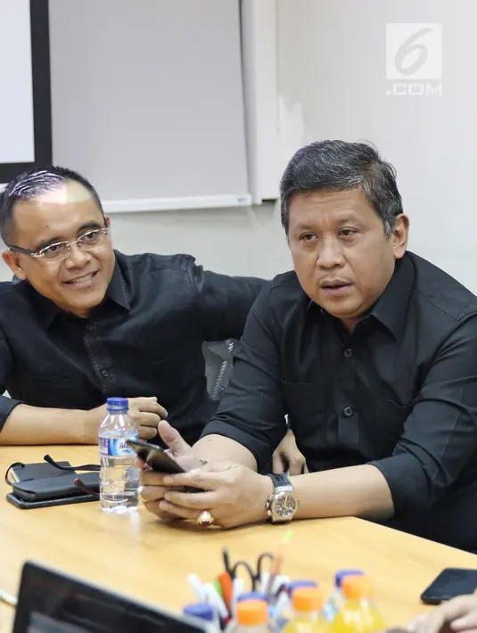 Sekjen PDIP Hasto Kristiyanto (kanan) didampingi Bupati Banyuwangi Abdullah Azwar Anas saat diskusi bersama ruangguru.com di Jakarta, Jumat (4/5). Anas ditunjuk karena sudah menerapkan kerja sama dengan ruangguru.com. (Liputan6.com/Herman Zakharia)