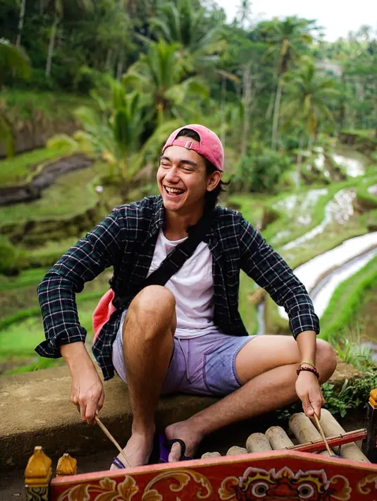Meski hanya mengenakan kaos, tapi Adipati sering mengkombinasikan dengan outer. Ia pun selalu menambahkan aksesoris seperti kacamata ataupun topi. (Liputan6.com/IG/adipati)