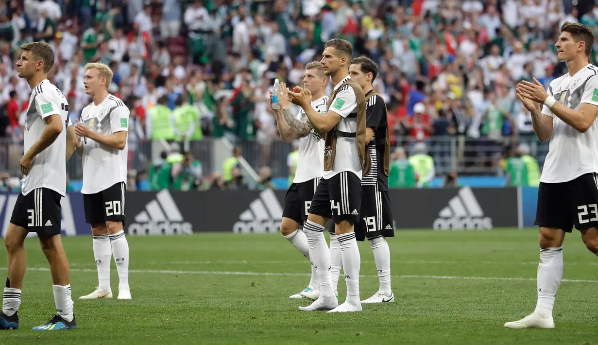 Pemain Jerman berjalan ke pendukung mereka setelah kalah dalam pertandingan Grup F antara Jerman dan Meksiko di Piala Dunia 2018 di Stadion Luzhniki, Moskow, Rusia, Minggu (17/6). (AP Photo/Matthias Schrader)