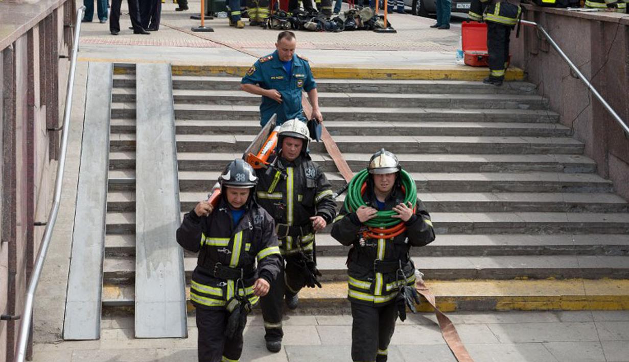 Beberapa tim penyelamat langsung diterjunkan untuk mengevakuasi korban tergelincirnya kereta bawah tanah di sebuah terowongan antara Park Pobedy dan stasiun Slavyansky Bulvar, Moskow, (15/7/2014). (AFP PHOTO/Dmitry Serebryakov)
