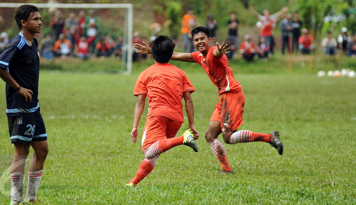 Pemain Persija bersorak usai mencetak gol saat laga uji coba melawan tim Pra PON DKI Jakarta di NYTC Sawangan, Depok, Sabtu (27/2/2016). Persija unggul 2-0 atas Pra PON DKI Jakarta. (Liputan6.com/Helmi Fithriansyah)