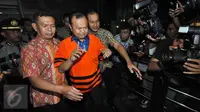 Mantan Sekjen Partai NasDem, Patrice Rio Capella (tengah) sambil dikawal petugas usai menjalani pemeriksaan di KPK, Jakarta, Jumat (23/10/2015). Patrice diduga menerima suap Rp 200 juta. (Liputan6.com/Helmi Afandi)
