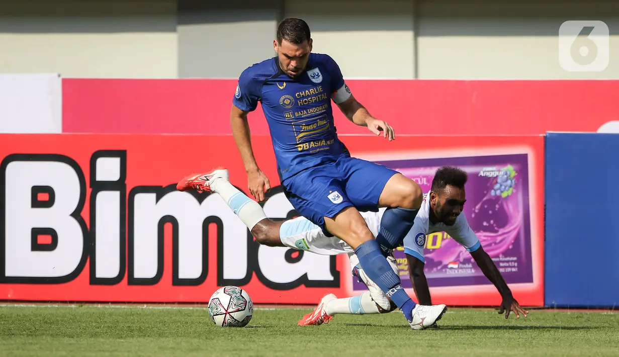Penyerang Persela Lamongan, Ibrahim Musa Kosepa berebut bola dengan Bek PSIS Semarang, Wallace Costa Alves dalam laga pekan pertama BRI Liga 1 2021/2022 di Stadion Wibawa Mukti, Bekasi, Sabtu (4/9/2021). PSIS menang dramatis 1-0 atas Persela berkat gol di menit akhir. (Bola.com/Bagaskara Lazuardi)