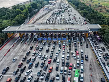 Foto udara menunjukkan kendaraan yang terjebak kemacetan di gerbang tol Cikampek Utama 2, Jawa Barat, pada Selasa 17 Maret 2026. Arus mudik Lebaran 2026 mulai menunjukkan peningkatan signifikan. (BAY ISMOYO/AFP)