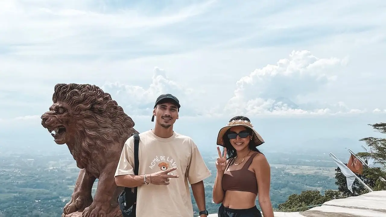 7 Potret Liburan Jessica Iskandar dan Vincent Varhaag di Bromo, Curi Perhatian