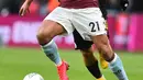 Striker Manchester City, Sergio Aguero berebut bola dengan striker Aston Villa, Anwar El Ghazi pada laga final Piala Liga Inggris di Stadion Wembley, Minggu (1/3/2020). Manchester City memastikan trofi Piala Liga Inggris ketiga secara beruntun setelah menang 2-1 atas Aston Villa. (Glyn KIRK/AFP)
