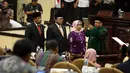 Ketua DPD RI terpilih Oesman Sapta Odang bersama Wakil Ketua Nono Sampono dan Darmayanti Lubis melakukan pengambilan sumpah saat pelantikan Pimpinan DPD RI di Komplek Parlemen Senayan, Jakarta, Selasa (4/4). (Liputan6.com/Johan Tallo)