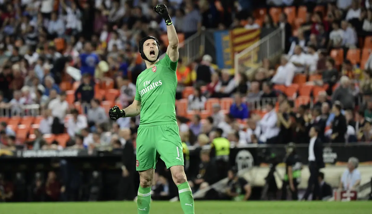 Kiper Arsenal, Petr Cech, melakukan selebrasi usai lolos ke final Liga Europa setelah mengalahkan Valencia di Stadion Mestalla, Valencia, Kamis (9/5). Arsenal unggul agregat 7-3 atas Valencia. (AFP/Javier Soriano)