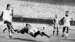 Ademir de Menezes. Eks striker Timnas Brasil yang wafat pada 11 Mei 1996 dalam usia 73 tahun ini juga total mencetak 8 gol saat menjadi top skor pada Piala Dunia 1950 di Brasil. Brasil pun dibawanya finis sebagai runner-up di putaran akhir di bawah Uruguay yang menjadi juara. Dari 6 laga, ia hanya absen mencetak gol saat ditahan imbang 2-2 oleh Swiss di fase grup dan saat kalah 1-2 dari Uruguay di putaran akhir. Ketajamannya dibuktikan di laga pertama putaran akhir dengan mencetak 4 gol saat menang 7-1 atas Swedia. (AFP)