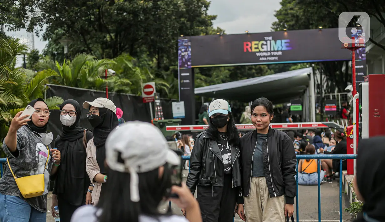Penonton berselfie saat antre memasuki gerbang konser Dream Perfect Regime (DPR) di Jakarta, Selasa (6/12/2022). Dream Perfect Regime atau biasa dikenal dengan DPR adalah label musik dan video independen multi-genre yang dibentuk pada akhir tahun 2015. (Liputan6.com/Faizal Fanani)