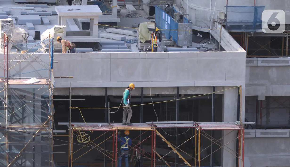 Pekerja tengah menyelesaika pembangunan gedung bertingkat di Jakarta, Kamis (3/9/2020). Menurut data dari BPJAMSOSTEK angka klaim kecelakaan kerja pada semester I 2020 yakni dari Januari sampai dengan Juni 2020 meningkat 128%. (Liputan6.com/Angga Yuniar)