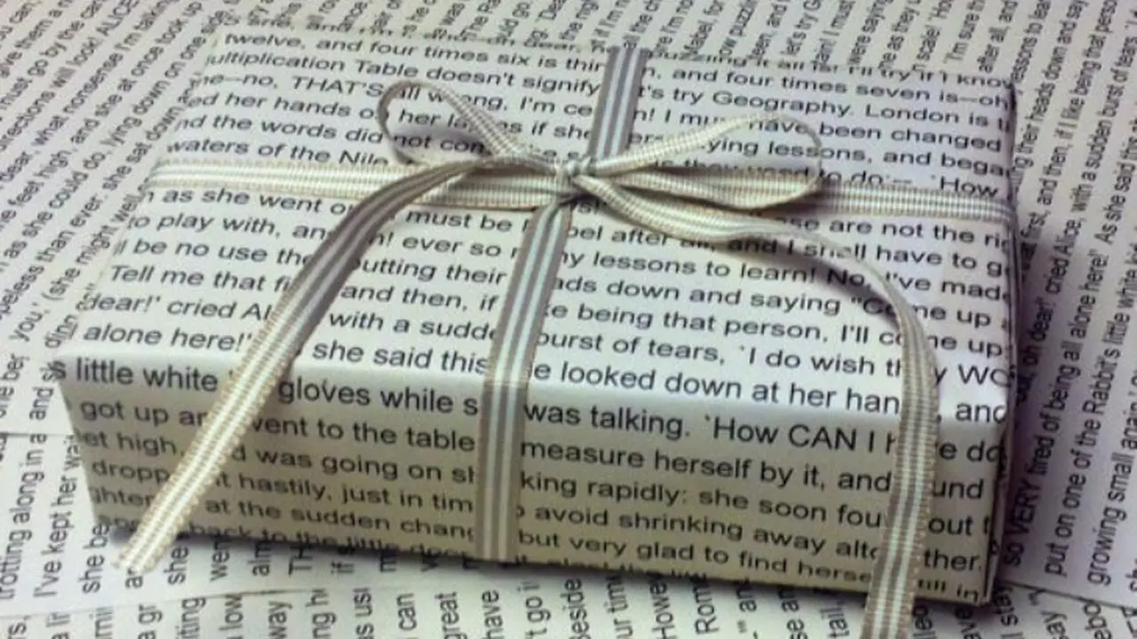 [Bintang] 13 Kado Ulang Tahun yang Cocok untuk Si Kutu Buku
