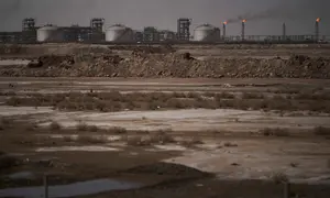 Sebagaimana diketahui, jalur ini dilalui sekitar 20 persen pasokan minyak dan gas dunia. Tampak dalam foto, kobaran api gas terlihat di stasiun degasifikasi di ladang minyak Zubair, yang operasinya telah dikurangi karena perang Timur Tengah yang dipicu oleh serangan AS dan Israel terhadap Iran, dekat Basra, Irak, Sabtu, 28 Maret 2026. (AP Photo/Leo Correa)