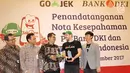 Direktur Bisnis Bank DKI,  Antonius Widodo Mulyono (tengah) dan CMO Go-Jek,  Piotr Jakubowski (kedua kanan) saat berbincang usai MoU interoperabilitas uang elektronik dan perluasan channel pembayaran pajak, Selasa (7/11). (Liputan6.com/Pool/Budi)