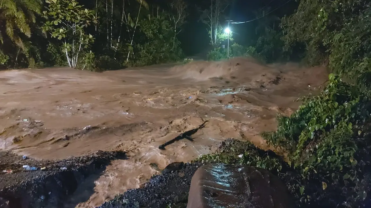 Banjir di Nagari Manggilang, Kabupaten Limapuluh Kota Sumatera Barat, Kamis (29/4/2021) malam. (ist)