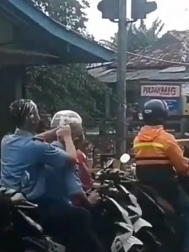 potret kocak orang saat kehujanan