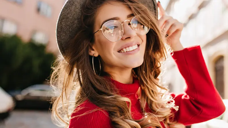 Ilustrasi wanita menggunakan kacamata
