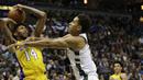 Pebasket Milwaukee Bucks, Malcolm Brogdon, berusaha meenghadang pebasket LA Lakers, Brandon Ingram, pada laga NBA di Bradley Center, Minggu (12/11/2017). Bucks menang 98-90 atas LA Lakers. (AP/Darren Hauck)