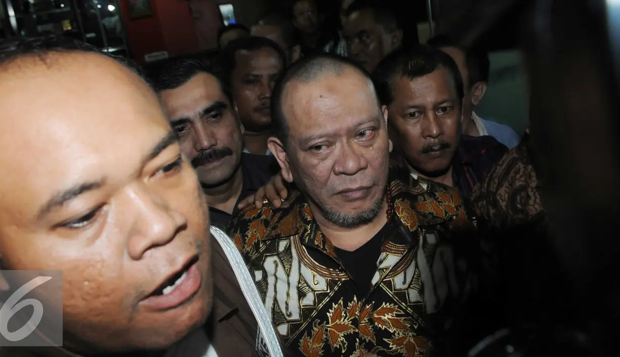 La Nyalla menjadi tersangka kasus korupsi dana hibah Kadin Jawa Timur senilai Rp 5,3 miliar, Jakarta pada Selasa (31/5). La Nyalla menolak menandatangi berkas penahanannya oleh Kejagung (Liputan6.com/Helmi Afandi)