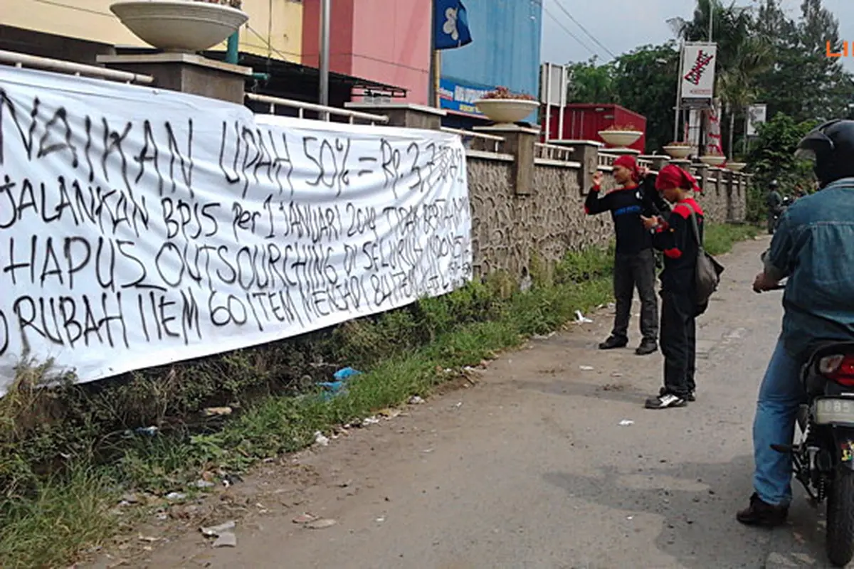 demo-buruh-1-131028b.jpg