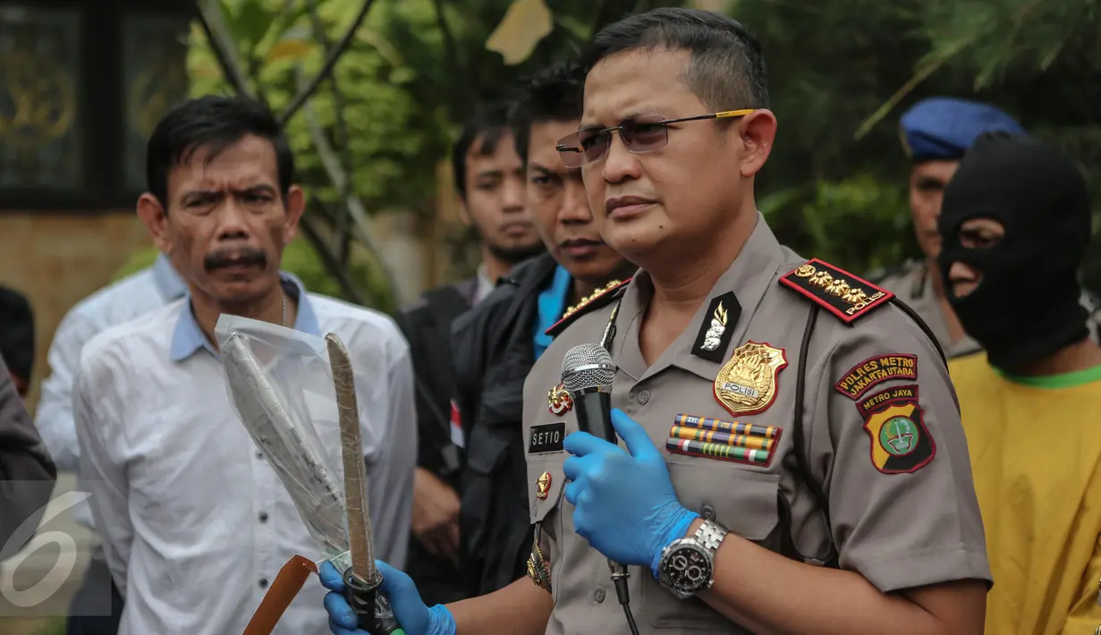 Kapolres Metro Jakarta Utara, Kombes Pol Susetio Cahyadi menunjukan barang bukti senjata tajam saat rilis kasus pembunuhan berencana yang terjadi di Kolong Tol Sedyatmo, di Polsek Metro Penjaringan, Jakarta, Selasa (7/7). (Liputan6.com/Faizal Fanani) 