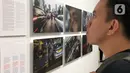 Pengunjung mengamati karya fotografi yang dipajang dalam pameran bertajuk Innovation di Erasmus Huis, Jakarta, Kamis (5/3/2020). Pameran yang menceritakan tentang inovasi dari karya dari 10 pewarta foto tersebut berlangsung hingga 5 April 2020. (Liputan6.com/Immanuel Antonius)