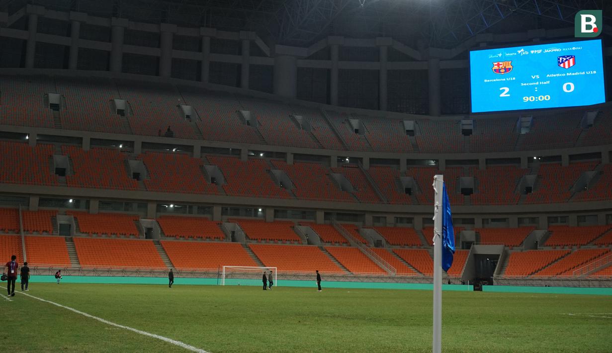 Akhirnya beberapa panitia pun ikut membantu mencari salah satu pul sepatu Pablo Pozos Bueno yang hilang di tengah luasnya lapangan Jakata International Stadium. Sementara itu, dirinya kembali ke ruang ganti dan mempercayakan pencarian kepada mereka. (Bola.com/Bagaskara Lazuardi)