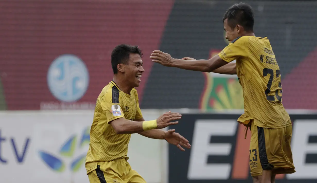 Gelandang Bhayangkara FC, Alsan Sanda, merayakan gol yang dicetaknya ke gawang PSBL Langsa pada Piala Indonesia 2018 di Stadion PTIK, Jakarta, Jumat (1/2). Bhayangkara menang 4-3 atas PSBL. (Bola.com/Yoppy Renato)