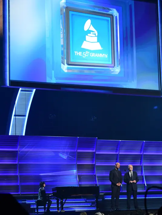 Pianis muda Indonesia, Joey Alexander menerima standing ovation setelah tampil memukau di panggung Grammy Awards 2016 di Los Angeles, Senin (15/2). Karya musisi 12 tahun itu juga menjadi nominasi dalam dua kategori Grammy Awards. (AFP PHOTO/Robyn BECK)