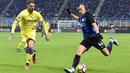 Gelandang Inter Milan, Ivan Perisic, bersiap mengirim umpan saat melawan Chievo pada laga Serie A Italia di Stadion San Siro, Milan, Minggu (3/11/2017). Inter menang 5-0 atas Chievo. (AFP/Miguel Medina)