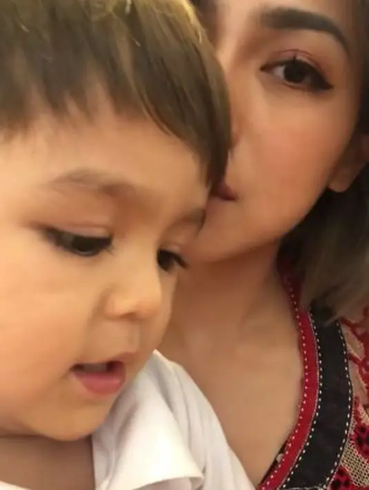 Karenanya, apapun yang membuat El Barack bahagia akan membuatnya bahagia pula. Demikian pula ketika kondisi sebaliknya. (Instagram/inijedar)