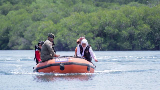 Gubernur Jawa Timur Khofifah Indar Parawansa kunjungi Pantai Sijile kawasan Pantai Labuhan Merak Situbondo (Istimewa)