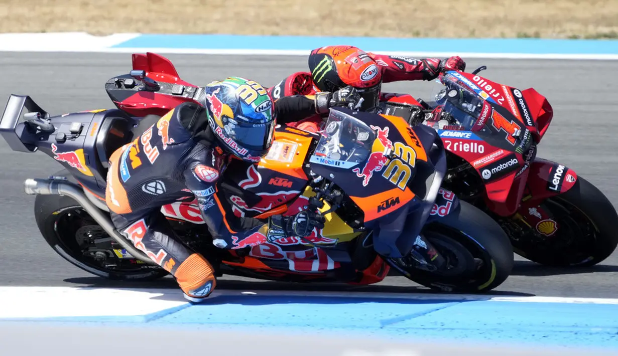 <p>Pada MotoGP Belanda 2023, Bagnaia mengunggul Marco Bezzecchi yang harus puas finish pada posisi kedua dan Brad Binder di tempat ketiga. (AP Photo/Peter Dejong)</p>