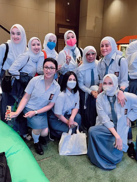 Penampilan Olla Ramlan saat menghadiri ulang tahun Ussy Sulistiawaty mendadak menjadi perbincangan publik di dunia maya. Ussy Sulistiawaty pun menyebut Olla Ramlan merupakan salah satu siswi hits di sekolah. (Instagram/ollaramlan)