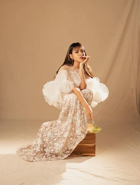 Pada foto kali ini, raisa tampak begitu glamor dalam balutan dress yang begitu sempurna. [Foto: Instagram/ Winston Gomez]