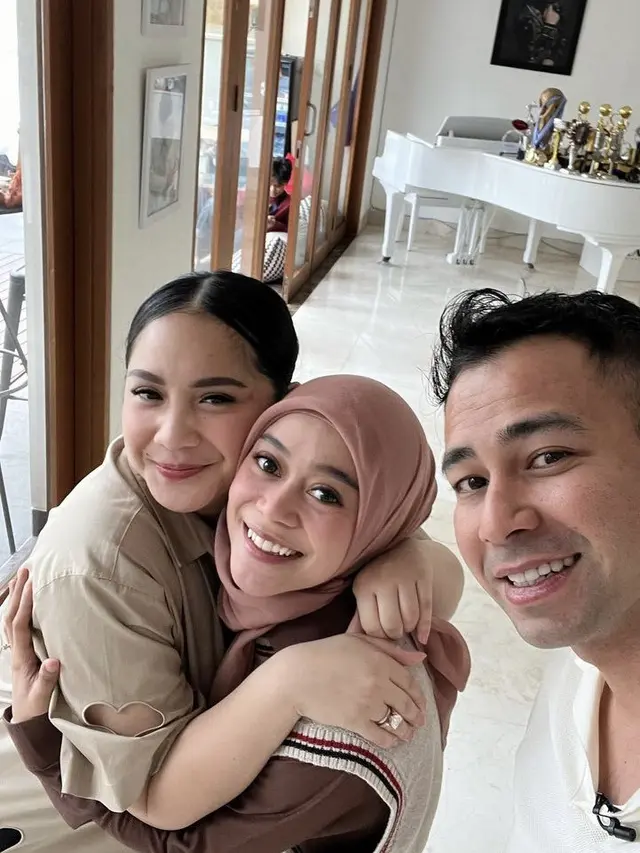 Nagita Slavina Kenakan Kemeja Bolong-Bolong, intip harganya, credit: @raffinagita1717